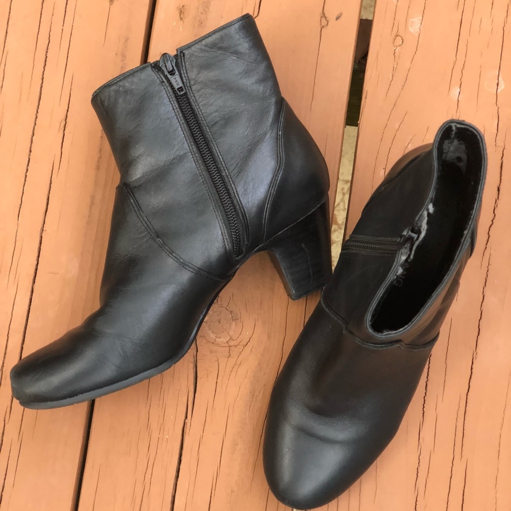 Arturo Chiang black 2 1/4 inch heel booties size 7